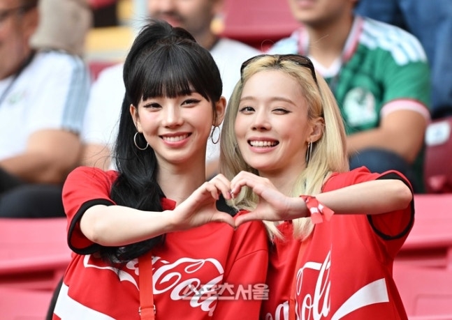 Kpop女团Aespa成员柳智敏、Winter现身墨西哥，现场为韩国加油！
